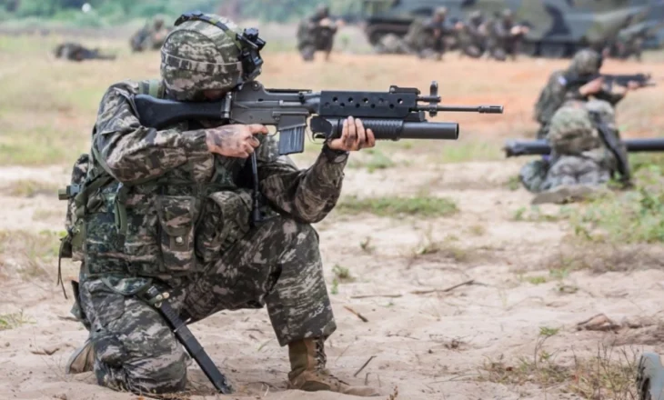 Koreja e Jugut qëllon të shtëna paralajmëruese pasi trupat koreano-verior kaluan kufirin, reagon Peniani: Provokim serioz