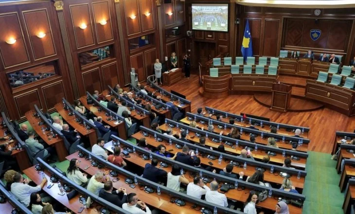 Kosovë/ Reagon qeveria pasi BE ndal takimet brenda ndërtesës