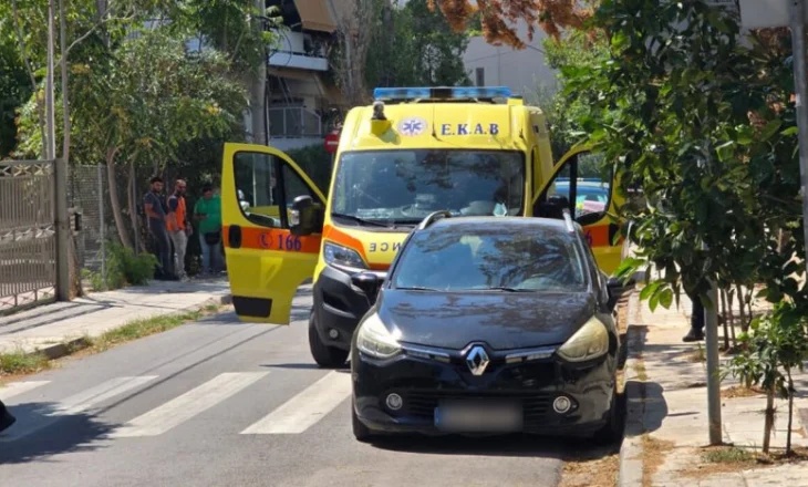 Krim i rëndë në Greqi! 28-vjeçari vret me thikë partneren e tij 47-vjeçare në hyrje të pallatit ku banonin, i riu e goditi disa herë në trup