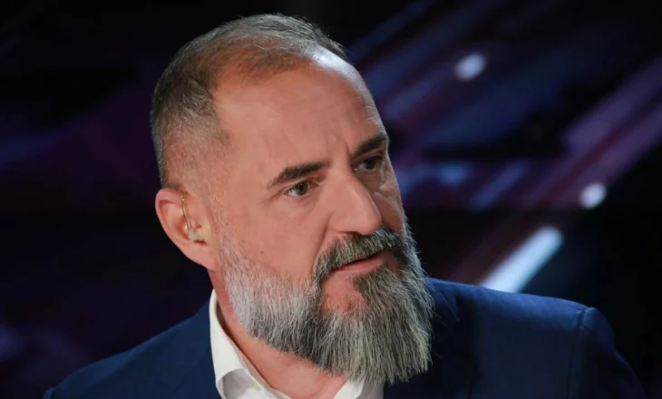 ‘Kriza në qeverinë serbe’/ Peka: Mediat në Tiranë heshtin, në Kosovë raportojnë vakët – kush shqetësohet nga rënia e Vuçiçit?