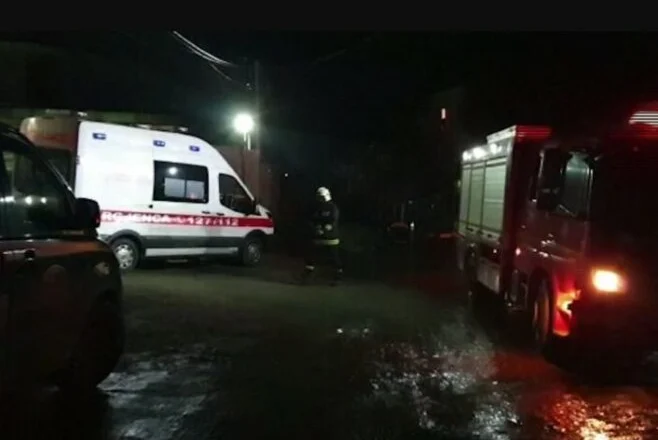 Krujë, i vihet zjarri mbeturinave pranë kabinës elektrike në Nikël, në rrezik banesat