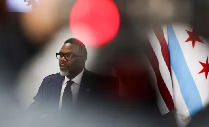 Kryebashkiaku i Çikagos nënshkruan një urdhër që synon t’i rezistojë planeve të Trump për goditjen e emigracionit