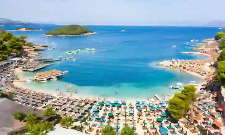Kryeministri Rama nga Ksamili: Ju uroj një ditë të mbarë nga plazhi publik