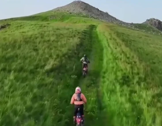 Kryeministri “zgjohet” mes natyrës fantastike në Shtegun e Ngjyrave në Kukës (VIDEO)