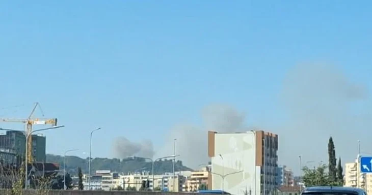 Kryeqyteti nën pushtetin e flakëve/ Zjarr i madh në periferi të Tiranës, dyshohet te fusha e mbetjeve në Sharrë (VIDEO)