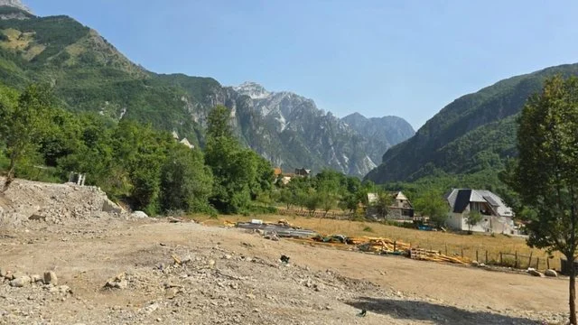 “Kthehuni në atdhe dhe investoni!” BIRN: Shembja e kabinave për turistët lë pas zemërimin në Theth