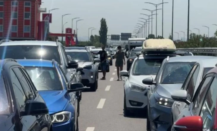 Kulmi i sezonit! Bllokohet aksi kombëtar Laç-Lezhë, radhë kilometrike automjetesh