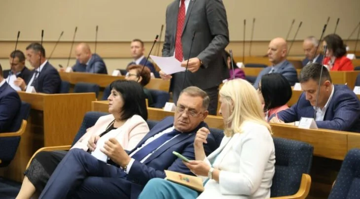 Kuvendi i Republikës Sërpska miraton vendimin për mbajtjen e një referendumi