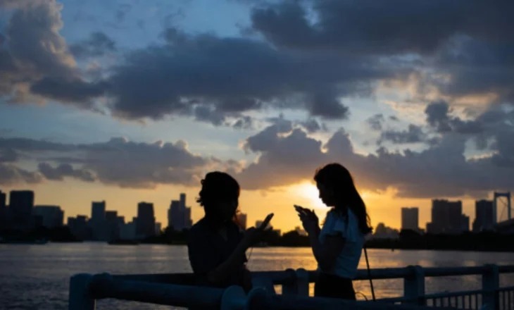 Ky qytet në Japoni po mendon të kufizojë përdorimin e telefonave në vetëm dy orë në ditë