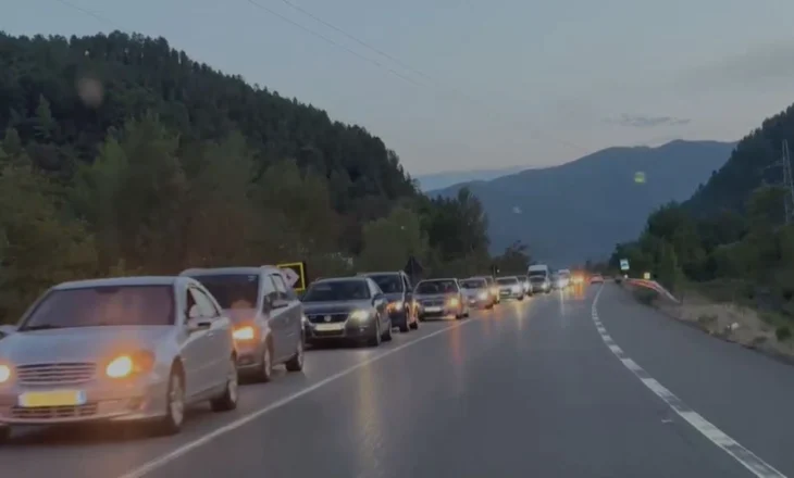Largimi i pushuesve kosovarë nga Velipoja e Shëngjini, trafik i rënduar në Milot