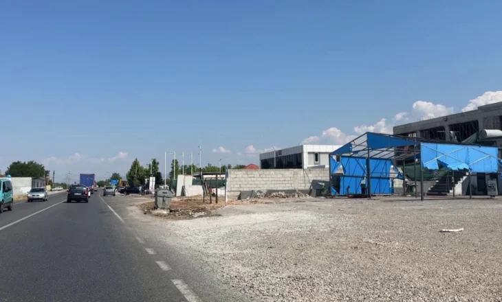“Largoni rraqet”/ 350 njoftime në Shkodër, një pjesë e banorëve në anë të rrugës nisin të largohen në distancën e kërkuar