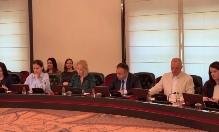 “Lehtësohen ministrat, firmat te drejtorët”/ Ja ndryshimet që kërkohen në administratë