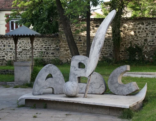 Lëvrimi i gjuhës shqipe dhe përhapja e shkrimit shqip