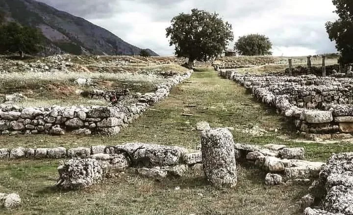 Lidhja e Pirros me qytetin e lashtë të Antigonesë.￼