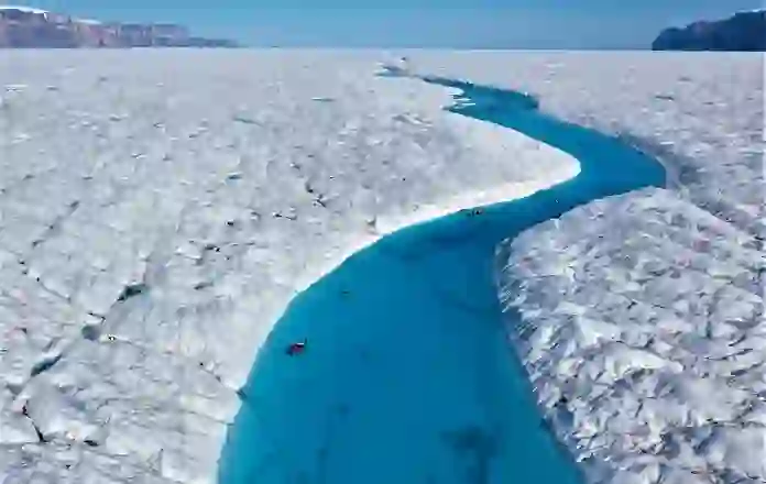 Liqeni mbi Akullnajën 79°N krijon çarje në shtresën e akullit të Groenlandës