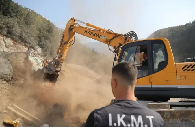 Lirimi i hapësirave publike/ Aksion në Kombinat, nis prishja e objekteve