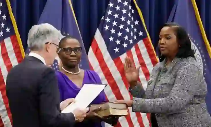 Lisa Cook, historia e gruas afroamerikane që Biden e emëroi në bordin e Rezervës Federale