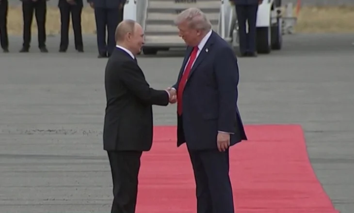 LIVE/ E gjithë bota sytë nga Alaska! Të buzëqeshur i afrohen njëri-tjetrit, Trump dhe Putin shtrëngojnë duart në Anchorage