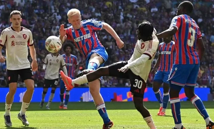 Liverpool i yjeve zhgënjen, humbet finalen e parë të sezonit
