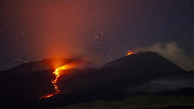 Llava vijon të rrjedhë poshtë shpatit të malit Etna pas shpërthimit të vullkanit