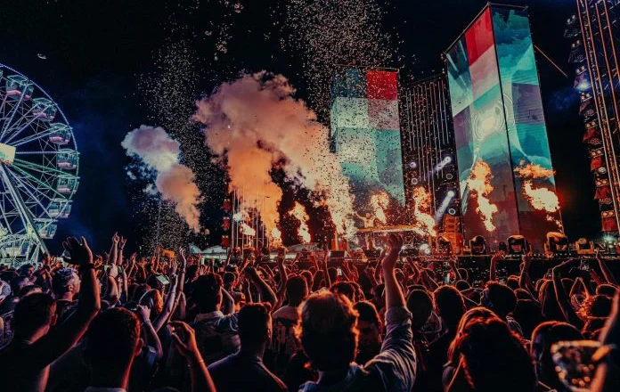 ‘Locked In’, koncerti me muzikë elektronike ndez atmosferën në Vlorë