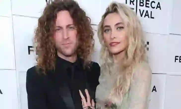 ‘Lotët e ndarjes’/ Paris Jackson dhe Justin Long i japin fund fejesës