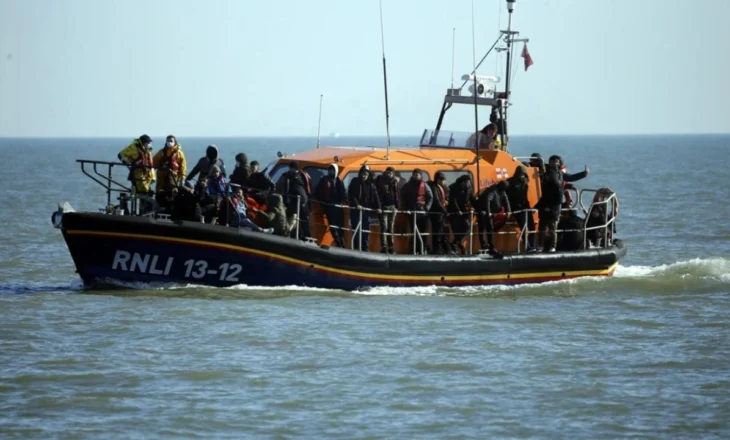 Lufta kundër emigracionit të paligjshëm në Angli, qeveria Starmer akordon 100 milionë paund për të luftuar fenomenin