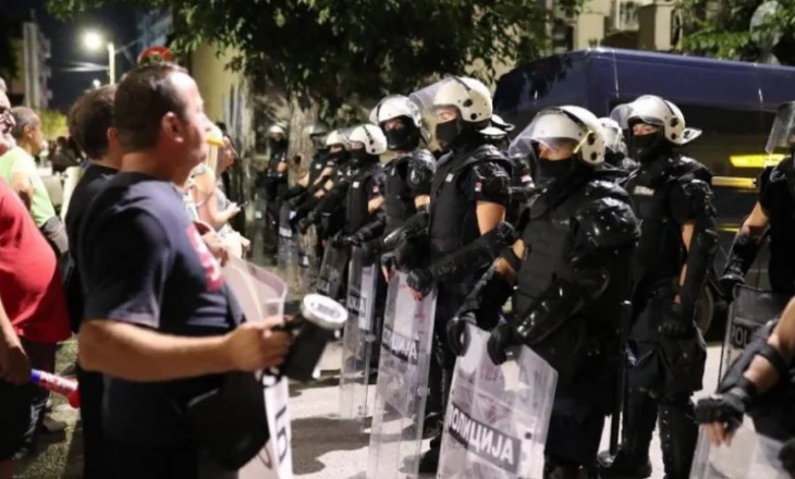 ‘Lufta vazhdon, liria s’është larg!’ Zemërimi kundër Vuçiç s’ndalet, edhe sot në mbrëmje protesta në mbarë Serbinë