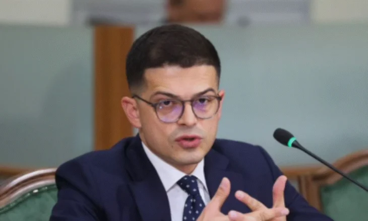 “Luftë me flakët nga ajri në Fushë Arrëz”/ Vengu: Helikopterët e Forcës Ajrore dhe nga Emiratet e Bashkuara Arabe ndihmuan në operacion