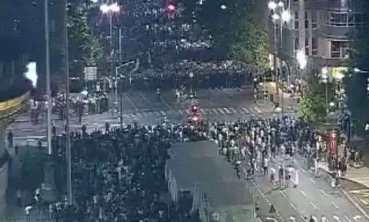 “Luftë” në rrugët e Serbisë. Mbështetësit e pushtetit sulmojnë protestuesit, Vuçiç zbret në shesh