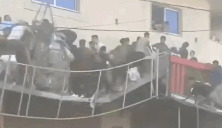 “Luftë” për një pako ushqime, ballkoni shembet dhe zë poshtë turmat e palestinezëve