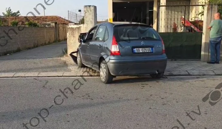Makina i bie murit në Fier, dy të plagosur