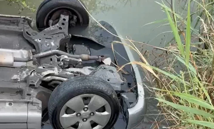 Makina përmbyset në kanal, tre të plagosur në Levan-Mifol