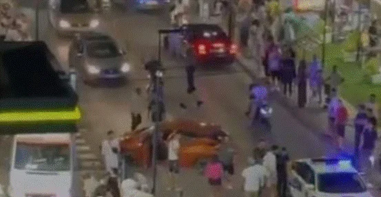 Makina përplaset me motorin në Ksamil, plagoset 29-vjeçari
