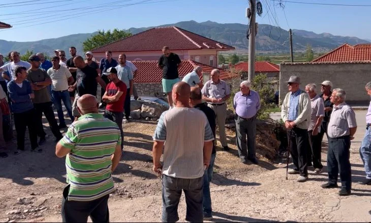 Maliq/Projekti për furnizimin me ujin e pijshëm,banorët e fshatit Zvezdë në protestë