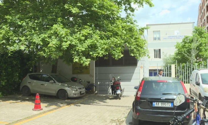 Mashtruesi “serial” i taksistëve, iu merrte para, linte “peng” qese plehrash e ikte pa paguar