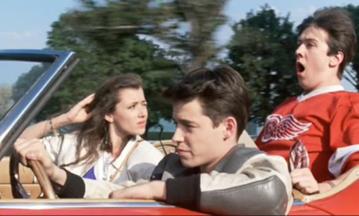 Matthew Broderick dhe Alan Ruck rikrijojnë magjinë e filmit ‘Ferris Bueller’s Day Off’ gjatë një nate në stadiumin e bejzbollit
