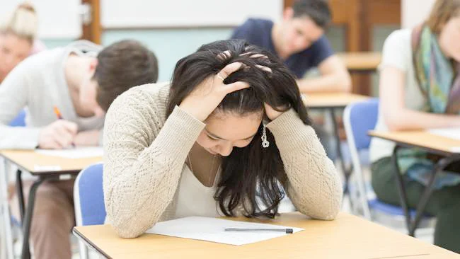 Maturantët dhe nxënësit e klasave të nënta mbetës në provime, publikohen datat e sesionit të dytë