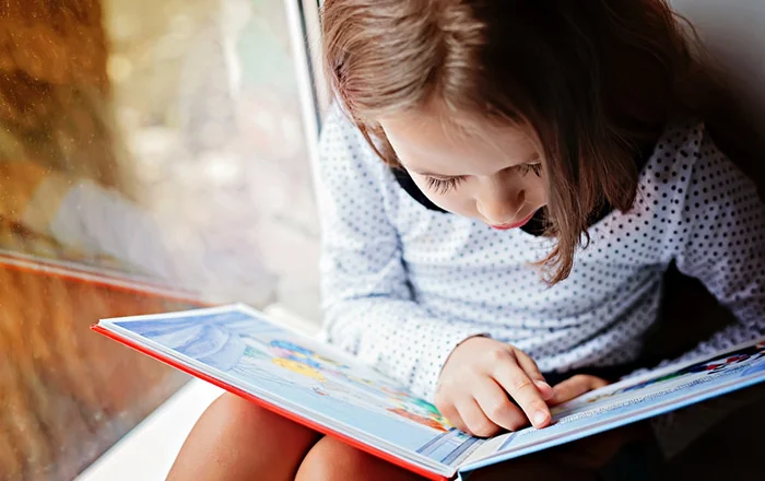Mbajini larg telefonave dhe pranë leximit: Disa këshilla si t’i afroni fëmijët me librat!