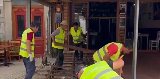 Mbaron afati për lirimin e hapësirave publike! Aksion pa paralajmërim në pedonalen e Korçës, IMT zbarkon me polici!