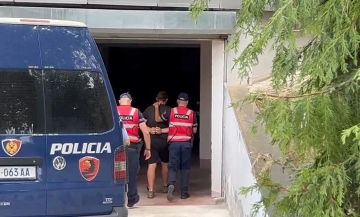 Mbërrin në Gjykatën e Korçës, i akuzuari për vrasjen e 14-vjeçarit në Maliq. Pritet vendimi për masën e sigurisë