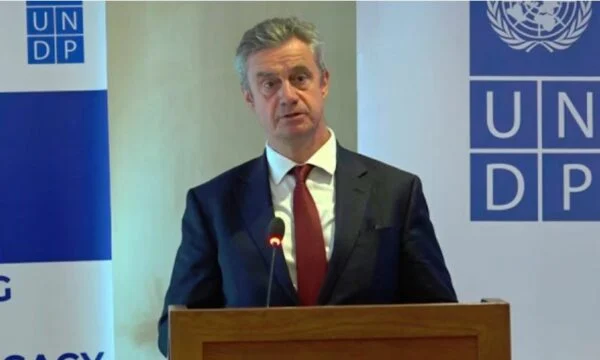 Mbi 1500 të zhdukur në Kosovë, ambasadori britanik: Procesi ka mbetur në vend, duhet të ecet sa më shpejt