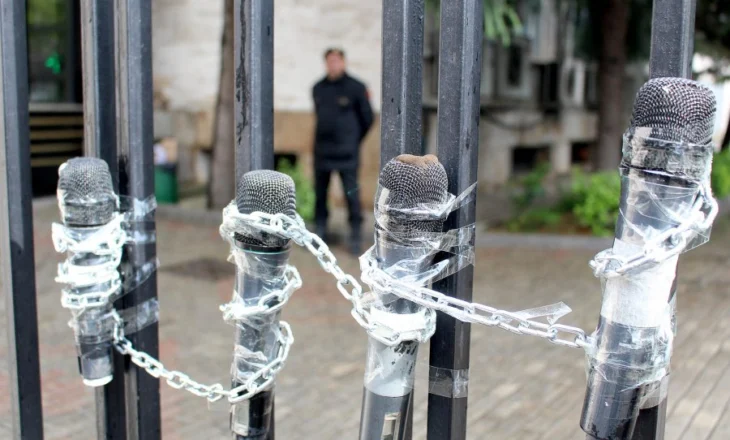 Mbijetesë kolektive: Si përballen gazetarët shqiptarë me stresin dhe sfidat e profesionit
