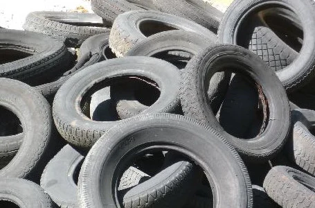 Mbushi përroin me goma të vjetra, policia ndalon një person në Gjirokastër