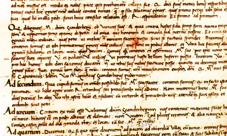 Më 4 tetor 1448, 574 vjet më parë,  Gjergj Pelini, diplomat kosovar për qëllime strategjike, për të mos luftuar në dy fronte, pajtoi Skenderbeun me Republikën e Venedikut