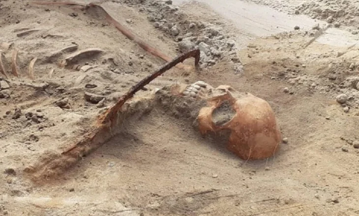 Me drapër në fyt, zbulohet ‘vampiri’ në Poloni