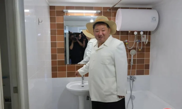 Me kapele kauboji dhe brenda një banje, fotot e fundit të Kim Jong-un bëjnë xhiron e rrjetit
