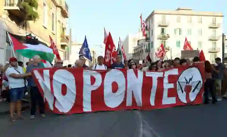 Mijëra protestues kundër planit për ndërtimin e urës më të gjatë në botë!