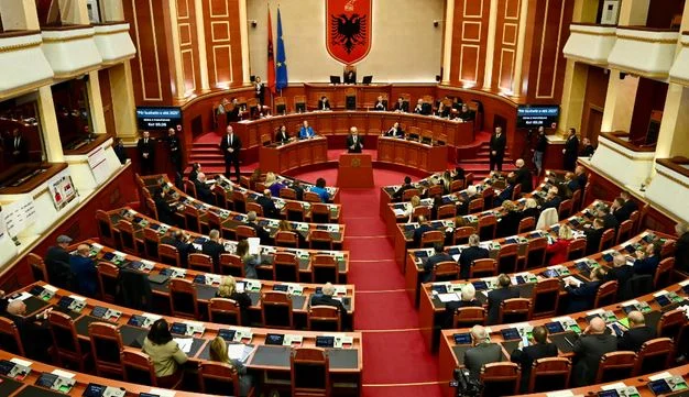 “Ministrat e rinj do të jenë thjesht figura”/ Shtator i nxehtë, paralajmëron gazetari: Opozita pa rol në Parlament