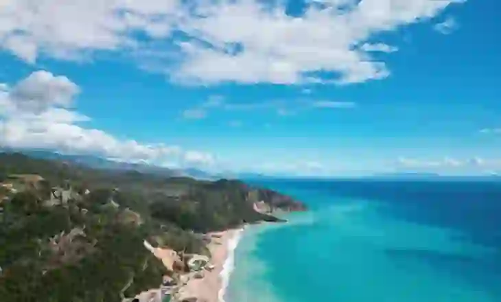 “Mirror”: Zbuloni Rivierën Shqiptare – nga hotelet luksoze buzë detit deri te gjiret e izoluara